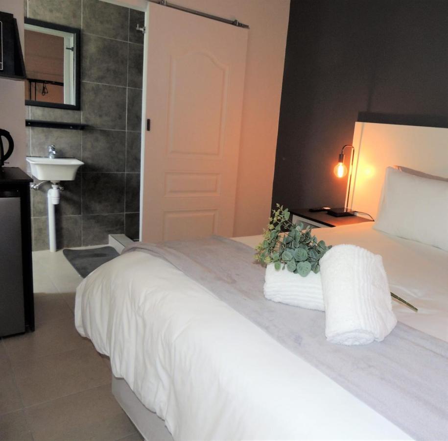 The Lantern Guesthouse Bloemfontein Extérieur photo